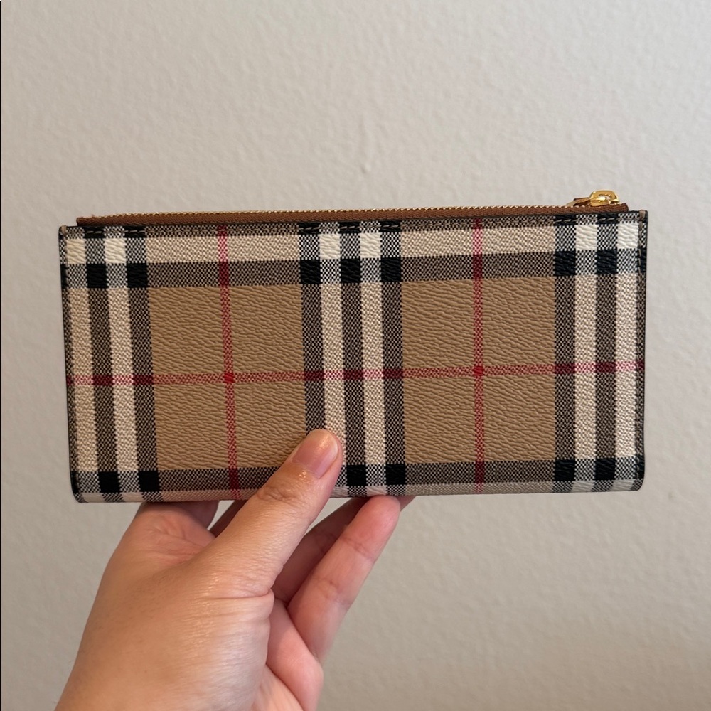 Burberry Large Bi-Fold Snap Wallet - Great Condition - Picture 10 of 10